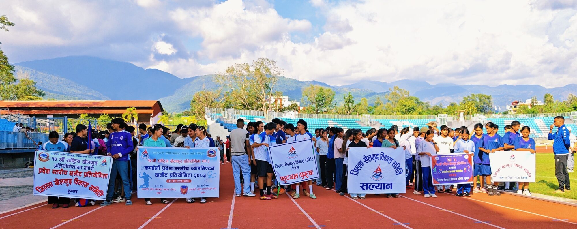 साेमबारदेखि शुरू भएकाे प्रदेशस्तरिय छनाैट खेलकाे उद्घाटन समाराेहका सहभागी खेलाडीहरू ।